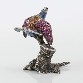 FIGUR, silver, emalj, rubiner och safirer, 1900-talets första hälft. Vikt ca 33 gram.