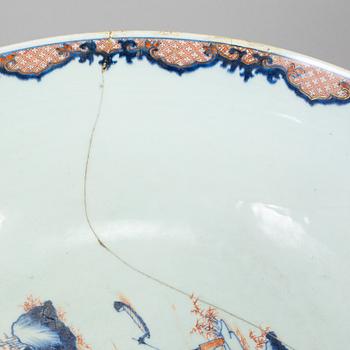 A large imari punch bowl, Qing dynasty, 18th Century.