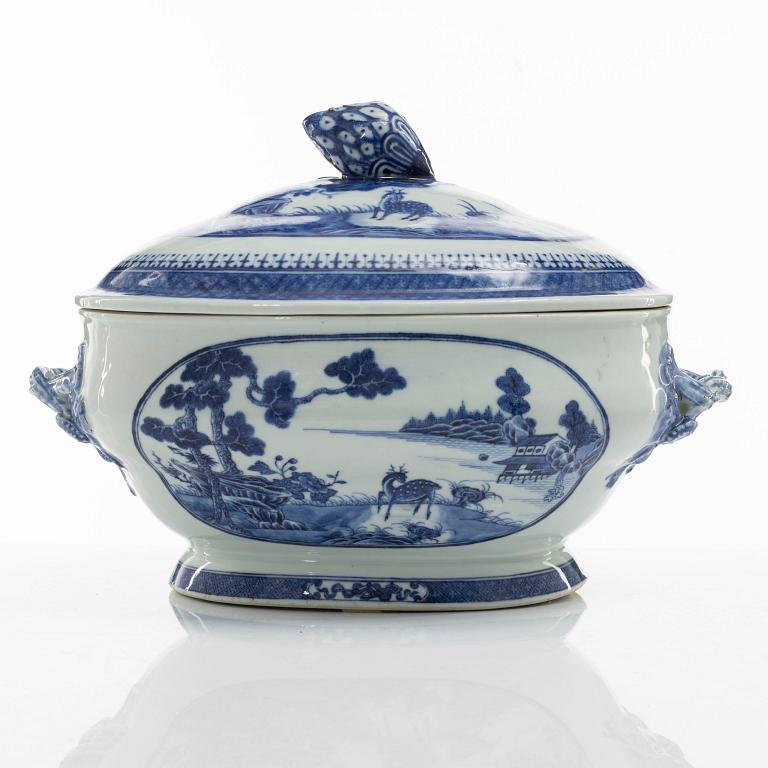 Terrin med lock, porslin. Qingdynastin, Jiaqing (1796-1820).
