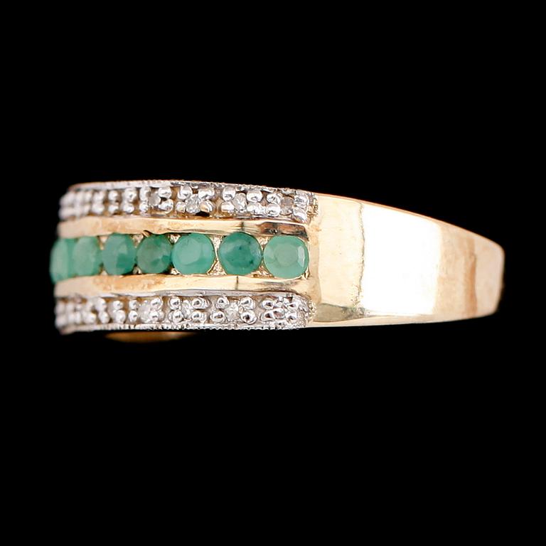 RING, 9 k guld, smaragder, briljantslipade diamanter tot 0.63 ct.