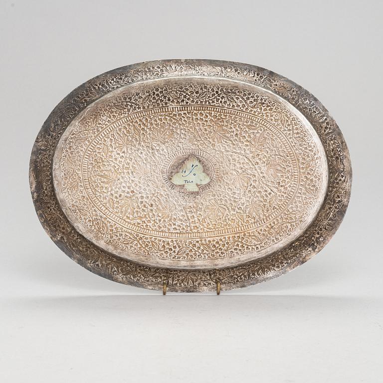 Silverföremål, 9 st: fat, tre servettringar och fem bägare, sannolikt Indien, 1900-tal.