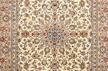 A Kashan carpet, c. 285 x 190 cm.
