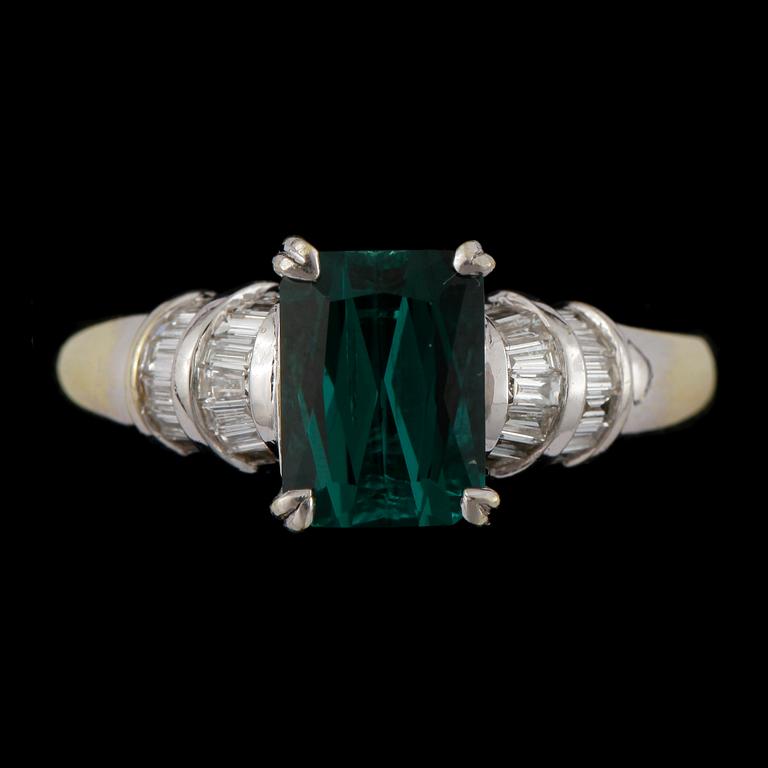 RING, 18k guld med turmalin samt ca 28 mindre baguettslipade diamanter. Vikt ca 4,5 gram.