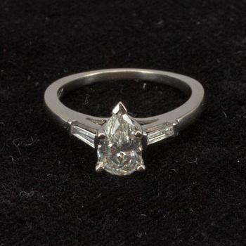 RING, 14 K vitguld. Droppslipad diamant ca 0.80 ct. Vikt 2,5 g.