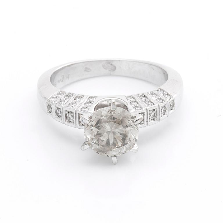 RING 14K vitguld m 1 briljant ca 1,8 ct, ca L-M VS, sidostenar ca 0,25 ct totalt.