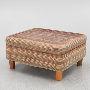 Josef Frank, fåtölj, modell 568, med fotpall, Firma Svenskt Tenn.