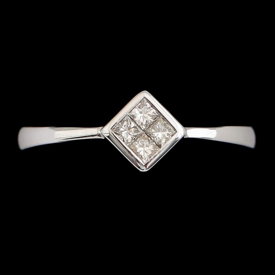 RING, 8 k vitguld med fyra små diamanter. Total vikt ca 3 gram.