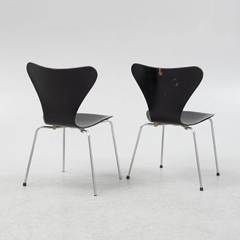 Arne Jacobsen, stolar sex st. "Sjuan", Fritz Hansen, Danmark, daterade 1966.