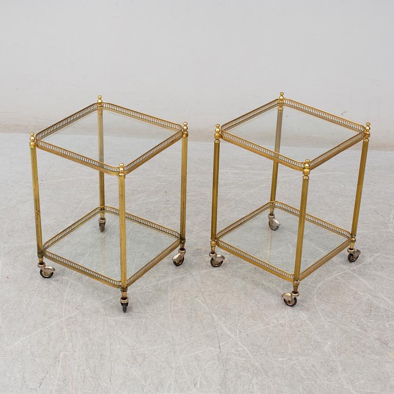 SERVERINGSBORD, ett par, glas och mässing, 1900-talets andra hälft.