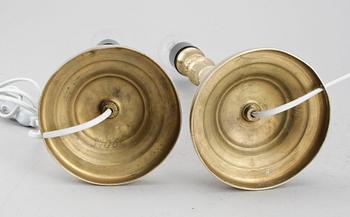 LJUSSTAKAR / BORDSLAMPOR, ett par. Empirestil, 1800-talets andra hälft.