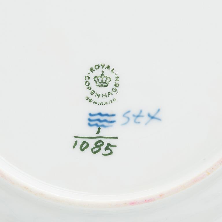 Royal Copenhagen, A 12-piece set of 'Musselmalet Helblond' porcelain dinner plates.