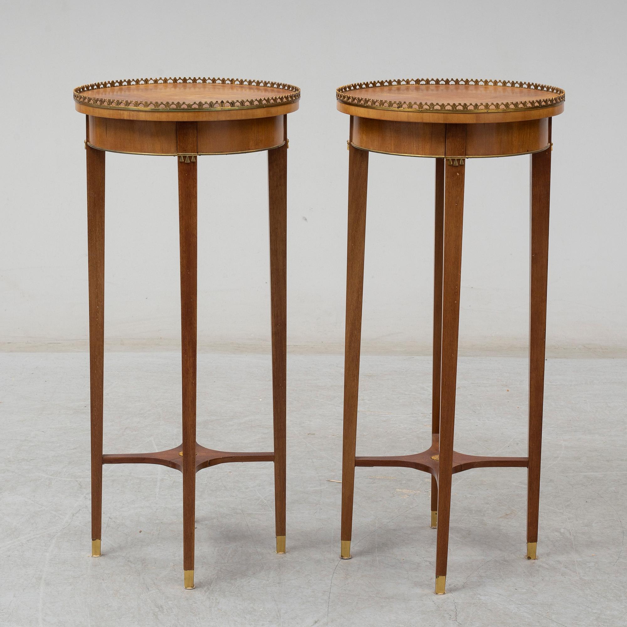 SALONGSBORD SAMT LAMPBORD, ett par, Sengustaviansk stil, tidigt 1900-tal.