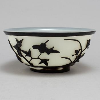 A Chinese peking glass bowl, 20th century.