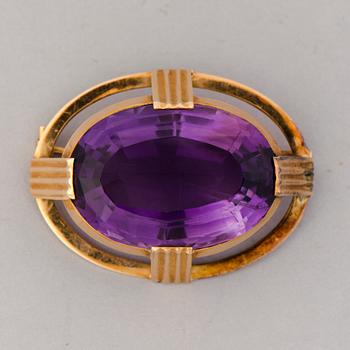 A BROOCH, facetted amethyst, 14K gold. Kulta- ja hopeatuote, Lahti Finland 1960.