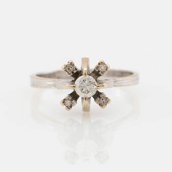 Ring, 18K vitguld med briljantslipade diamanter.