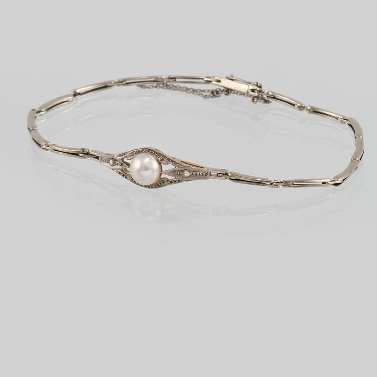 ARMBAND, 18K guld med 2 små diamanter samt odlad pärla, importstämplat. Vikt 4,5 gram.