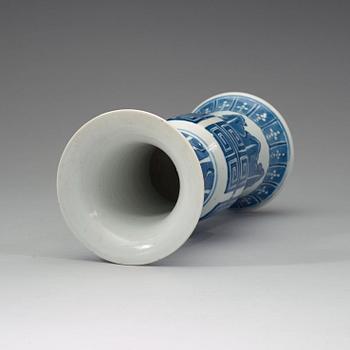 A blue and white Gu shaped vase, late Qing dynasty (1644-1912).