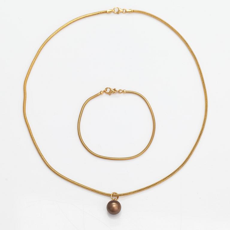 A 14K gold necklace and bracelet with a cultured pearl.