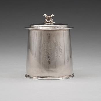 An English 17th century silver tankard, makers mark M, London 1672.