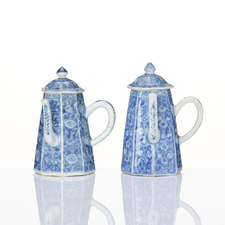 A pair of blue and white pots with covers, Qing dynasty, Kangxi (1662-1722).