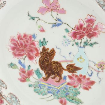 Three Famille Rose plates and two serving dishes, export porcelain, China, Yongcheng/Qianlong, 18th century.