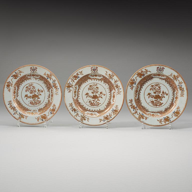 Six armorial rouge de fer and gold plates, Qing dynasty, Yongzheng (1723-35).