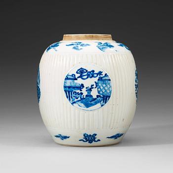 118. A blue and white jar, Qing dynasty, Kangxi (1662-1722).