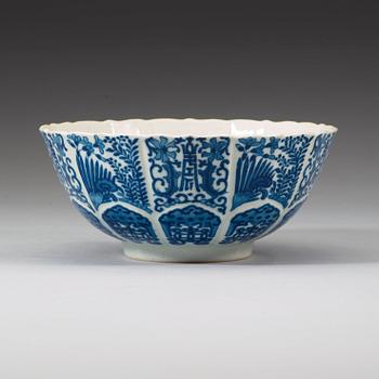 SKÅL, porslin. Sen Qing dynasti (1644-1912) med Jiaqing sigill.
