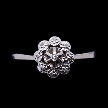 RING, 14k vitguld med små diamanter tot ca 0,05 ct. Vikt ca 1,5 g.