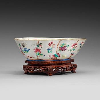 A leaf shaped famille rose bowl, late Qing dynasty. With Tongzhis seal mark in red.