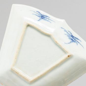 Four (2+2) blue and white cabaret dishes and two saucers, Qing dynasty, Qianlong (1736-95).