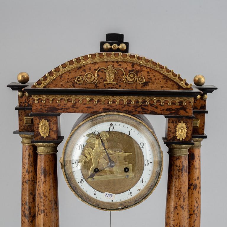 A Biedermeier pendulum clock, probably Germany / Austria. First half of the 19th century.