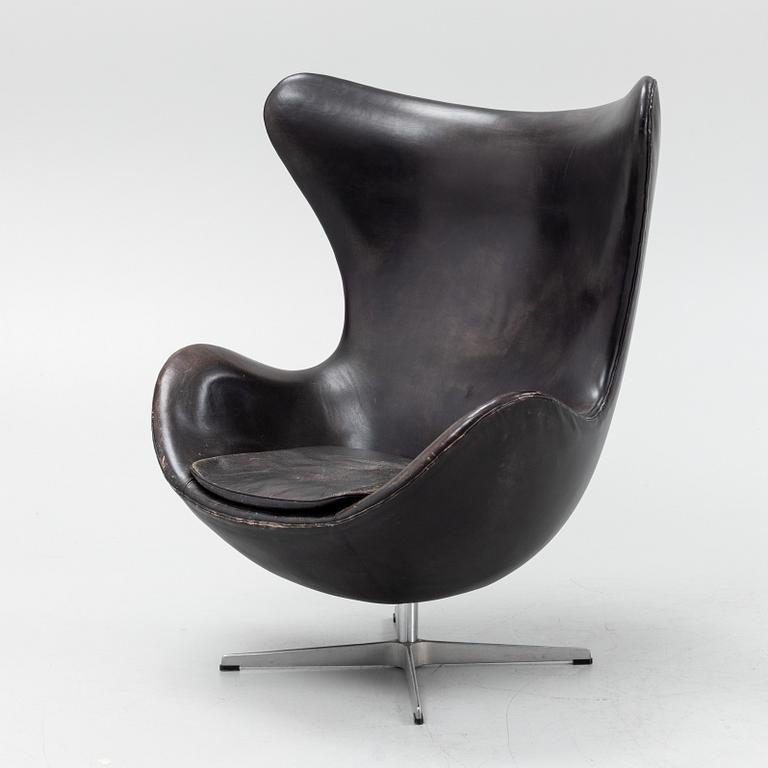 A leather upholsterd 'Egg chair' by Arne Jacobsen.