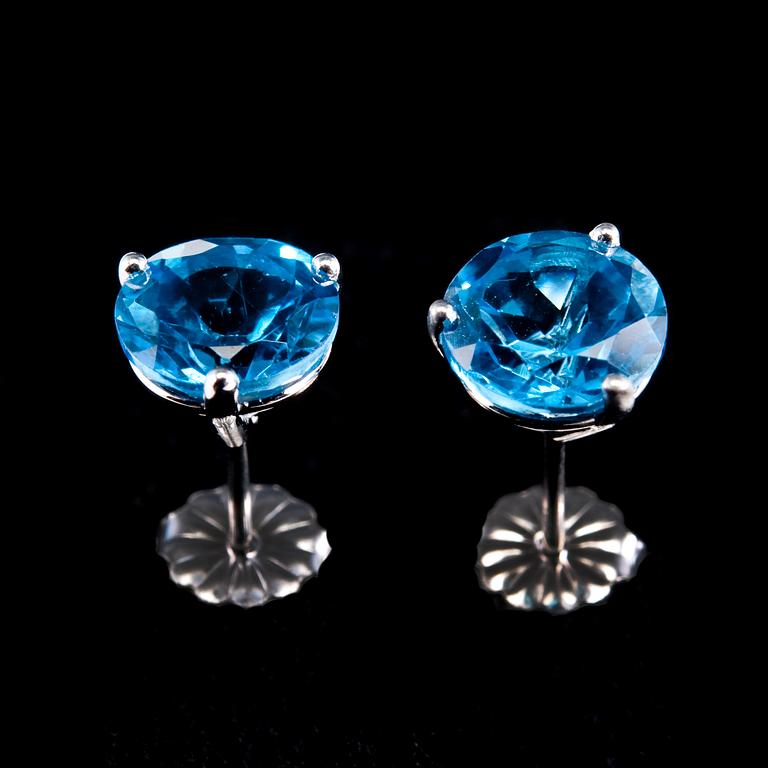 A PAIR OF EAR STUDS, Brazilian topaz 3.45 ct.