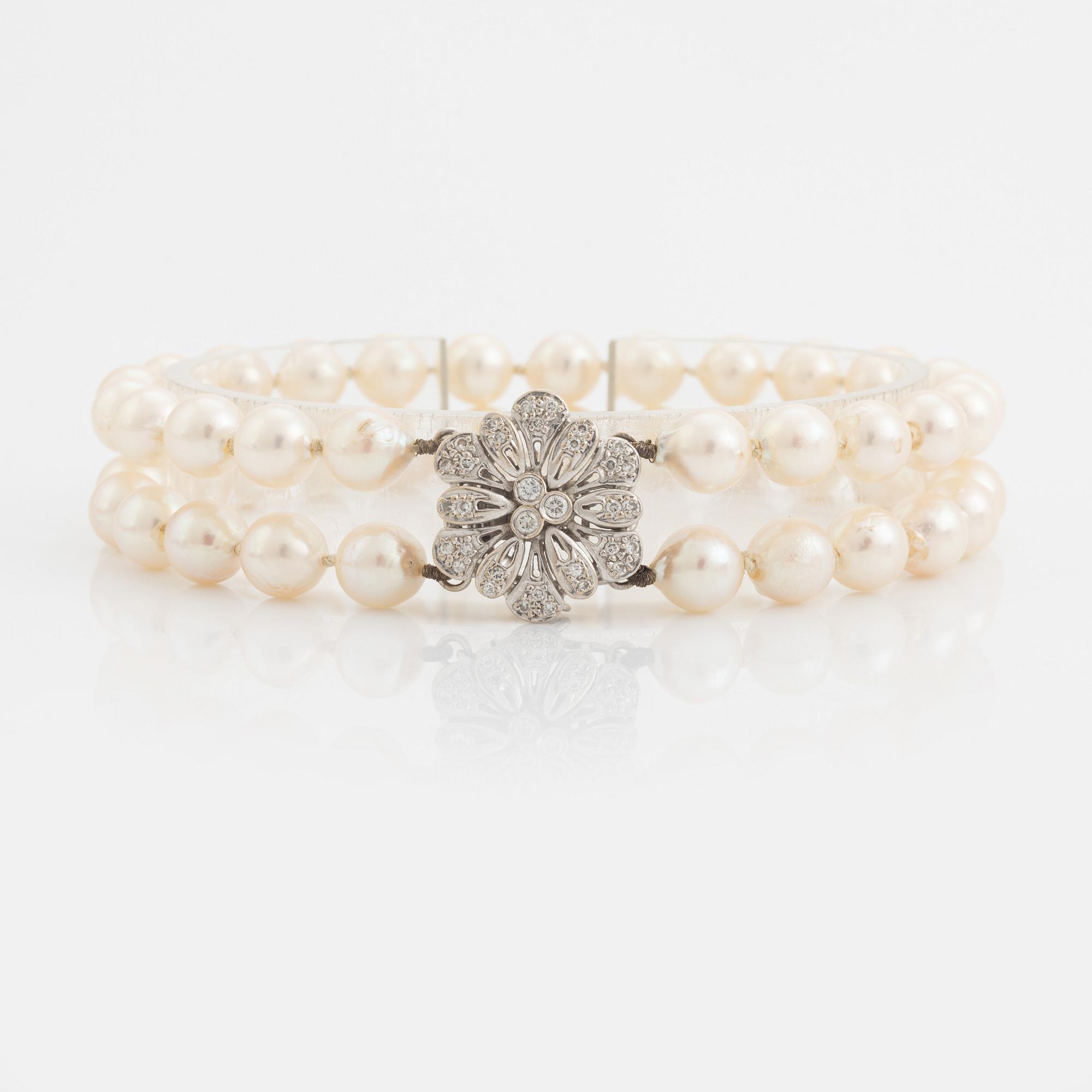 Cultured pearl bracelet.