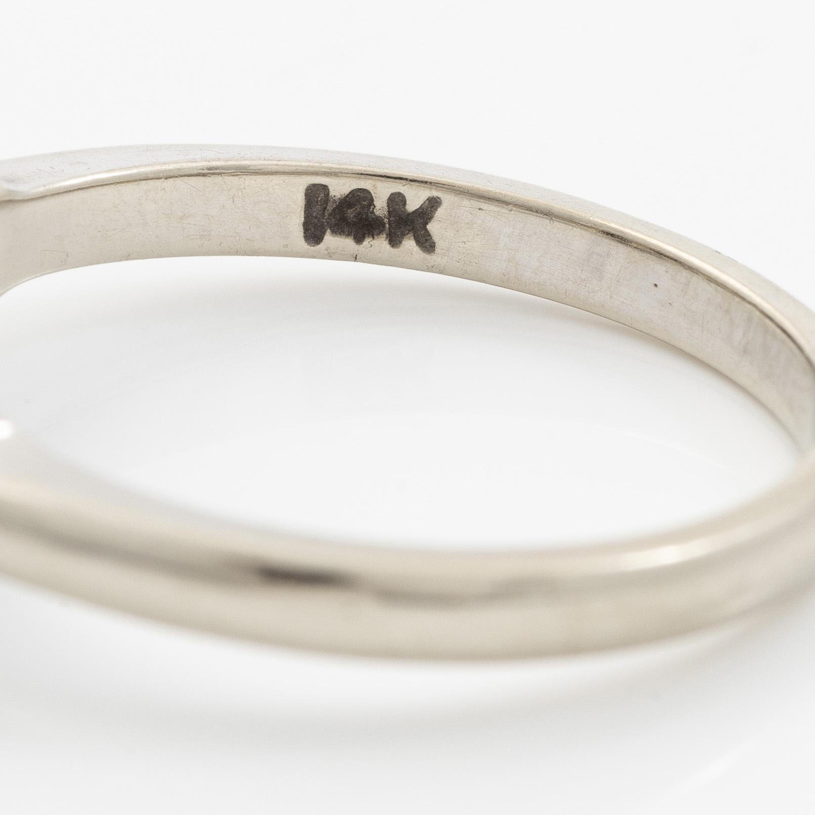 Ring 14K white gold with baguette-cut diamond.