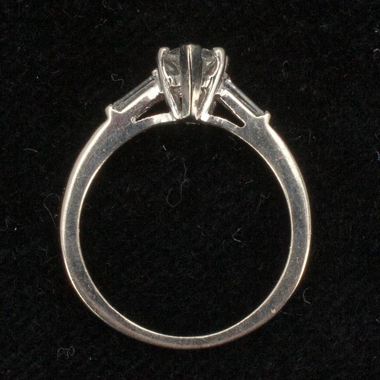 RING, 14 K vitguld. Droppslipad diamant ca 0.80 ct. Vikt 2,5 g.