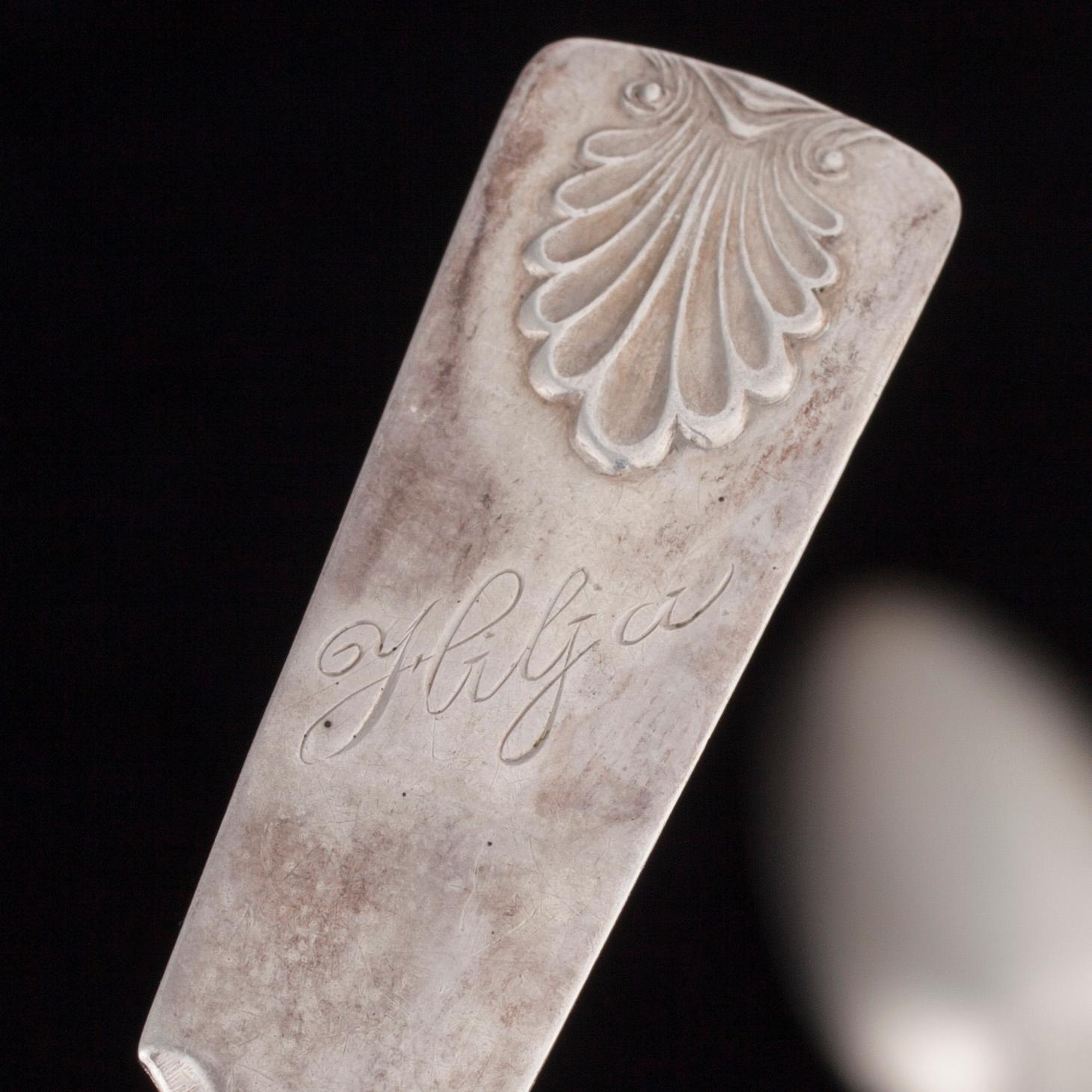 BESTICK, 35 delar, silver och nysilver, engelska, finska, ryska stämplar, 1845-1900-talets mitt. Total silvervikt 465 g.