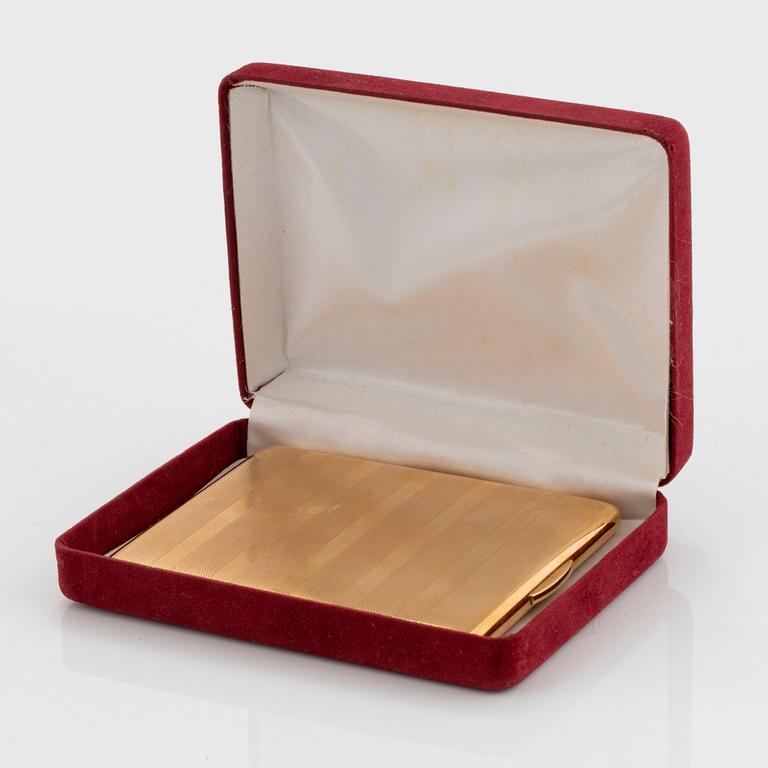 An 18K gold cigarette case.