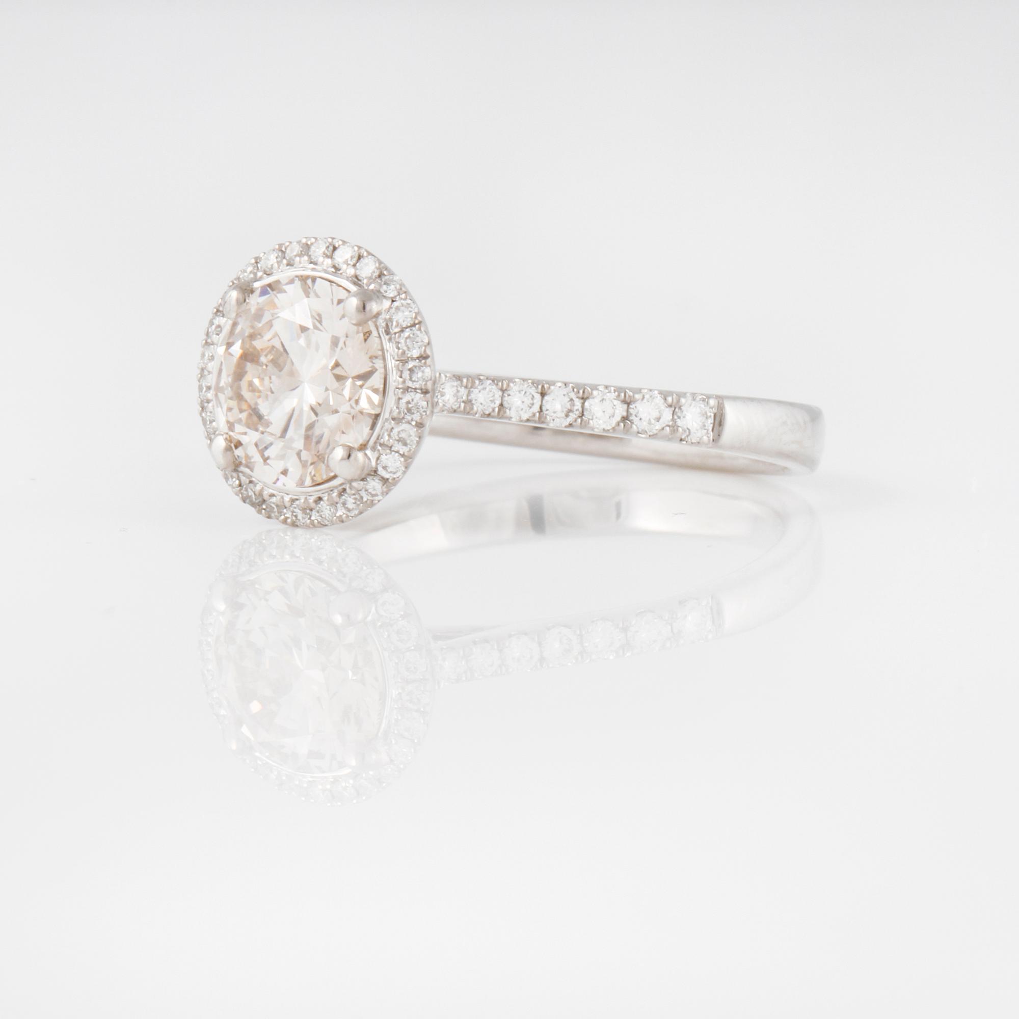 RING, med briljantslipad diamant 1.35 ct samt små briljantslipade diamanter.