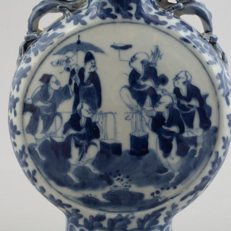 A Chinese blue and white porcelain moonflask, Qing dynasty, 19th century.