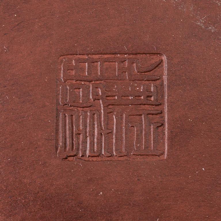 TEKANNOR, två stycken, yixinggods. Kina, 1900-tal.