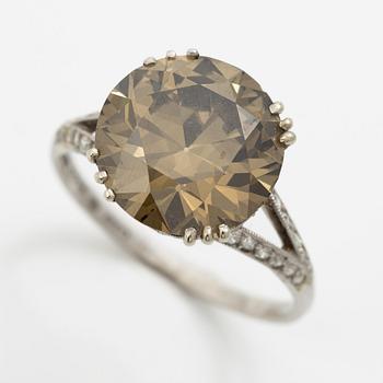 Ring platina med gulgrönbruntonad rund briljantslipad diamant ca 5.50 ct. CG Hallberg, Stockholm 1951.