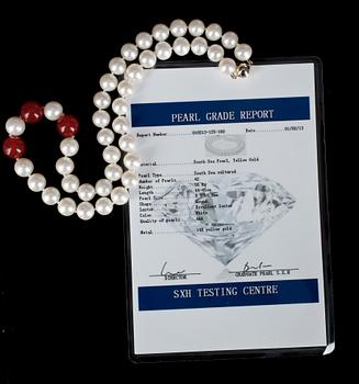 COLLIER, odlade South sea-pärlor och färgad calcedon, lås av 14k guld.