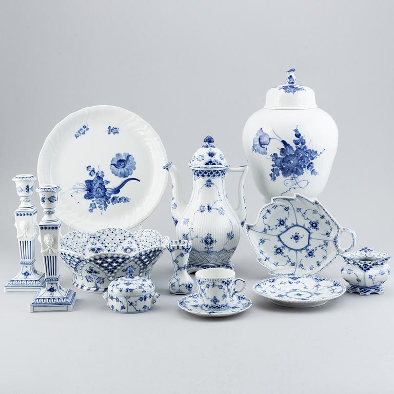 Royal Copenhagen, 'Musselmalet' and 'Blå Blom' service, 32 pcs.