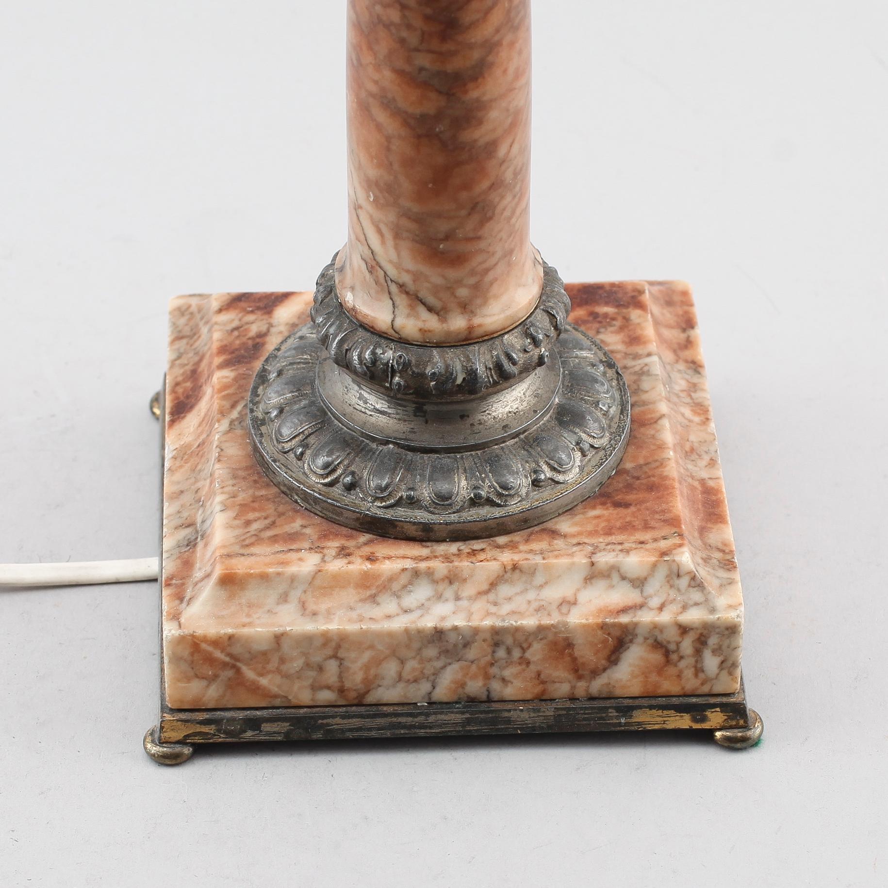 BORDSLAMPA, marmor och bronserad metall, 1900-talets första hälft.