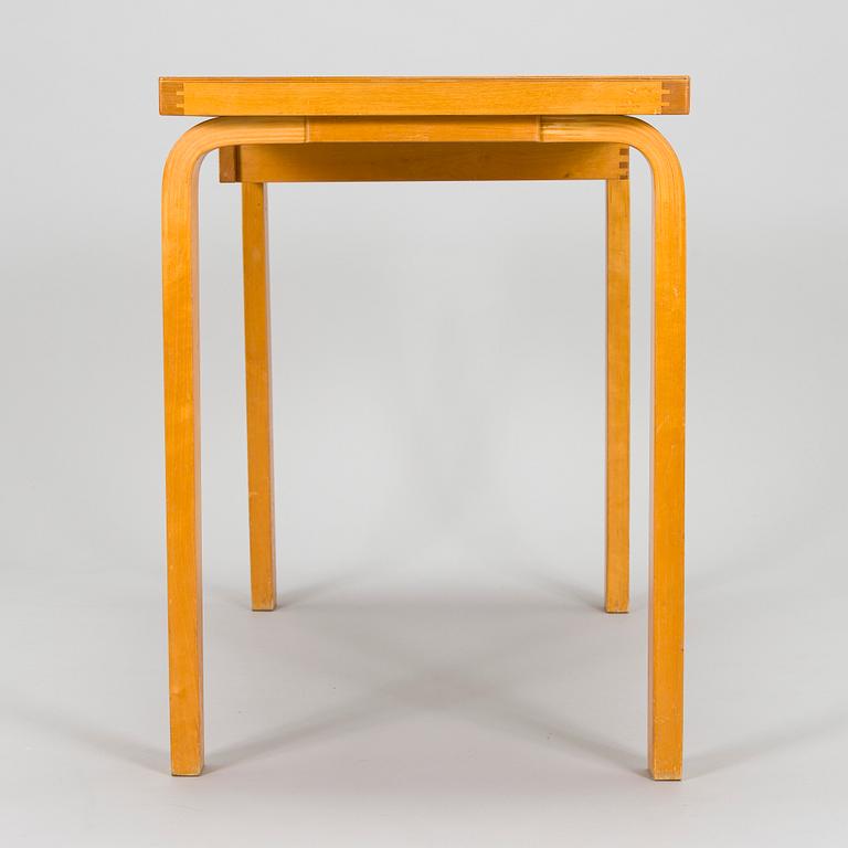 Alvar Aalto, skrivbord, "K81" för O.Y. Huonekalu-ja Rakennustyötehdas A.B. 1900-talets mitt.