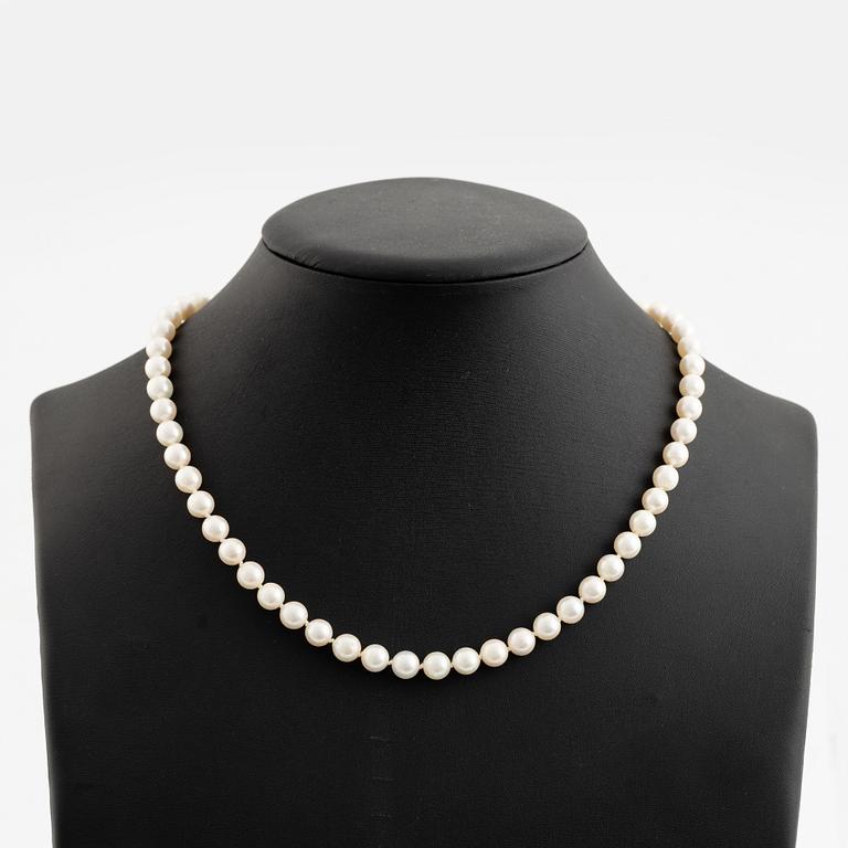 Cultured pearl necklace, clasp 18K gold.