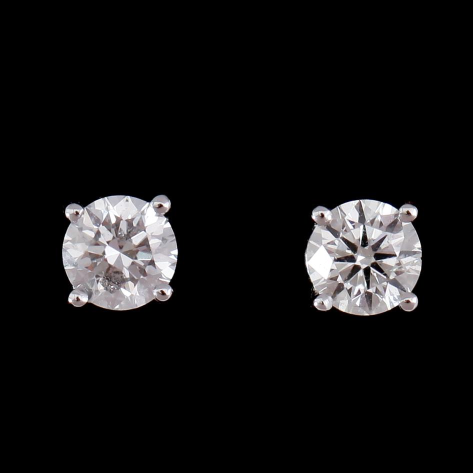 ÖRHÄNGEN, 1 par, 18 k vitguld, solitära briljantslipade diamanter tot 0.55 ct.