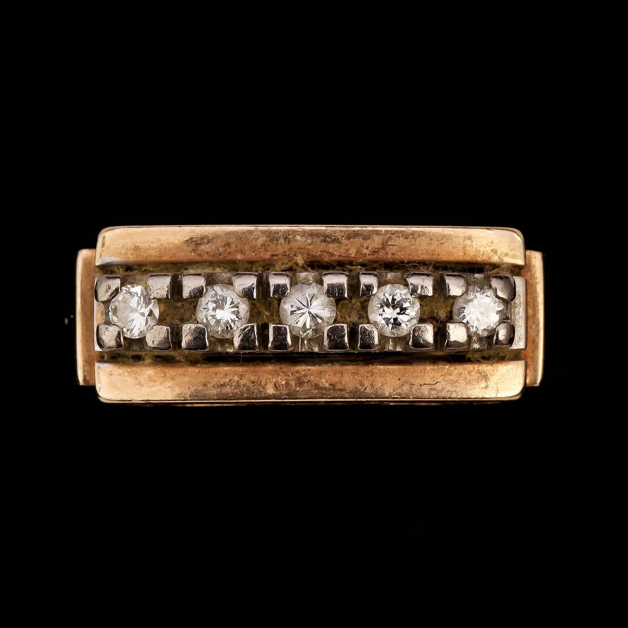 RING, 14k guld med 5 små briljantslipade diamanter. Vikt 6 g.